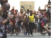 Bóng đá anh, ngoại hạng anh, lịch thi đấu euro 2012, Thi đi giầy cao gót của các chàng “gay”
